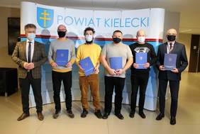 Pokaż zdjęcie: Wręczenie promes