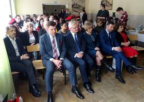 Pokaż zdjęcie: Uczestnicy otwarcia miejsc całodobowego pobytu w ŚDS 