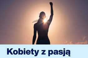 Pokaż zdjęcie: W poświacie zachodzącego słońca stoi kobieta. Prawą rękę ma uniesioną do góry. Na dole jest napis: Kobiety z pasją. 
