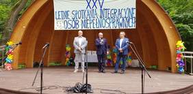 Pokaż zdjęcie: od lewej Dyrektor DPS Zgórsko Zbigniew Szybalski, Dyrektor Oddziału Świętokrzyskiego PFRON Andrzej Michalski, Kierownik WTZ Zgórsko Piotr Tworogowski 