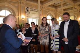 Pokaż zdjęcie: Gratulacje składane społeczności WTZ-u przez Przewodniczącego Rady Miejskiej