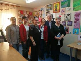 Pokaż zdjęcie: Pani Maria Karaban - kierownik WTZ Stowarzyszenia "Nadzieja" oprowadza gości po Ośrodku. Od lewej pan Ryszard Kalis, pani Joanna Ostrowska, pani Maria Karaban, pani Danuta Muzolf, pan Andrzej Michta, pani Alina Białas