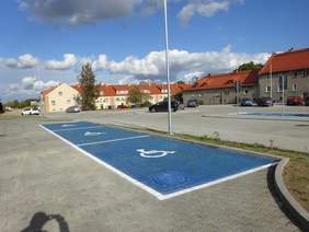 Pokaż zdjęcie: Parking przed Centrum z miejscami dla niepełnosprawnych