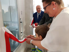 Uroczyste przecięcie wstęgi przy nowej windzie