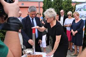 Prezes Hospicjum "Nadzieja" - Aleksandra Ruszczak i z-ca Prezydenta Miasta Torunia – Andrzej Rakowicz podczas zamykania tuby, w której znajdują się dokumenty wymieniające inicjatorów, fundatorów i budowniczych danego przedsięwzięcia oraz świadk