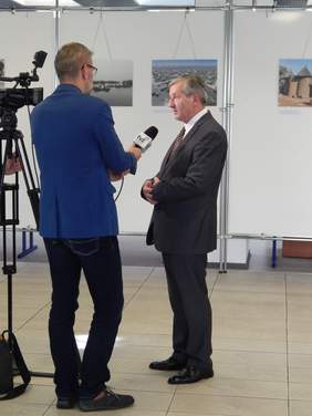 Pokaż zdjęcie: Dyrektor Oddziału Śląskiego PFRON Jan Wroński udziela wywiadu TV Zabrze