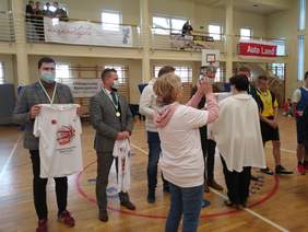Pokaż zdjęcie: Goście otrzymali medale i koszulki