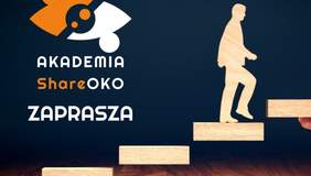 Pokaż zdjęcie: Na grafice z niebieskim tłem widoczny jest napis „Akademia ShareOKO zaprasza” oraz sylwetka mężczyzny wchodzącego po kilku drewnianych stopniach.