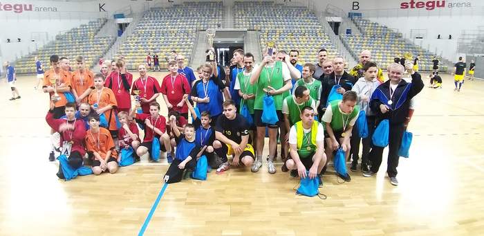 Pokaż zdjęcie: Pamiątkowa fotografia drużyn dziecięco-młodzieżowych po rozdaniu medali i pucharów