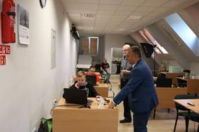 Pokaż zdjęcie: Uczestnik kursu fotograficznego prezentuje swoje osiągniecia.