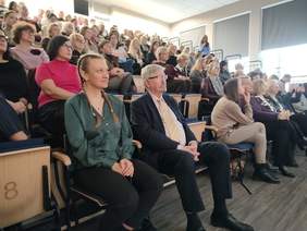 Pokaż zdjęcie: W sali wykładowej siedzą słuchacze seminarium. Są zasłuchani i skupieni na prezentacji. W pierwszym rzędzie siedzi dyrektor Łódzkiego Oddziału PFRON. 