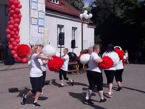 Pokaż zdjęcie: Grupa kobiet tańcząca z pomponami 