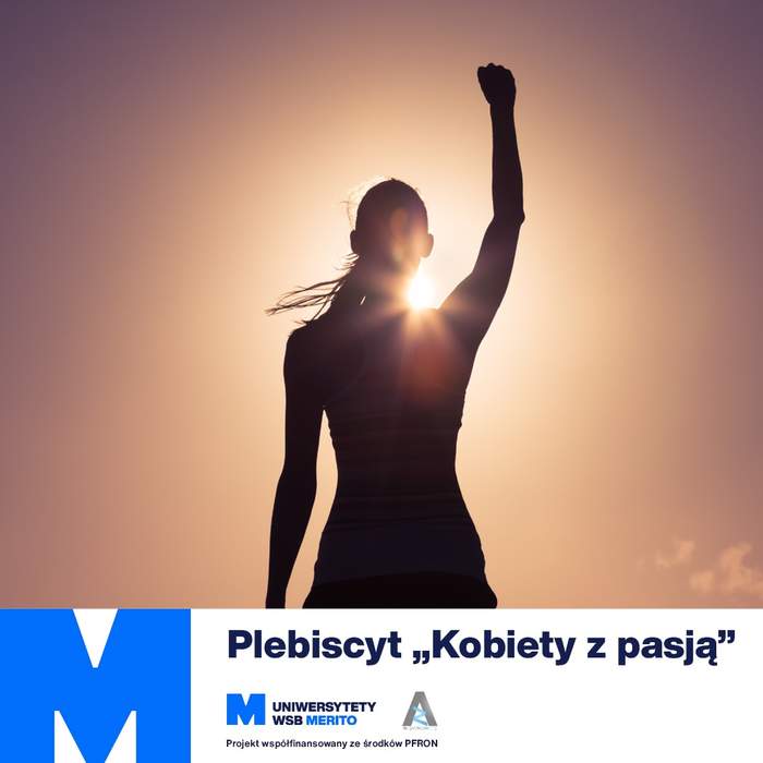 na tle zachodzącego słońca widać sylwetkę kobiety z uniesiona prawą ręką i dłonią zaciśniętą w pięść. Pod spodem: logo uniwersytetu WSB Merito oraz napis Plebiscyt "Kobiety z pasją""
