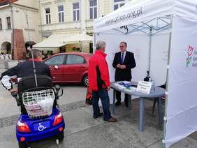 Pokaż zdjęcie: Dyrektor Oddziału Świętokrzyskiego PFRON udziela zainteresowanej osobie informacji 