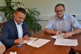 Pokaż zdjęcie: Dyrektor Andrzej Michalski podpisuje umowę z Arturem Berusem, starostą skarżyskim 