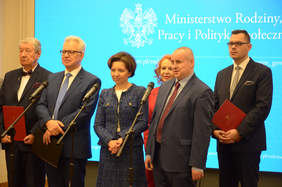 Pokaż zdjęcie: Członkowie Rady Nadzorczej wraz z minister Marleną Maląg
