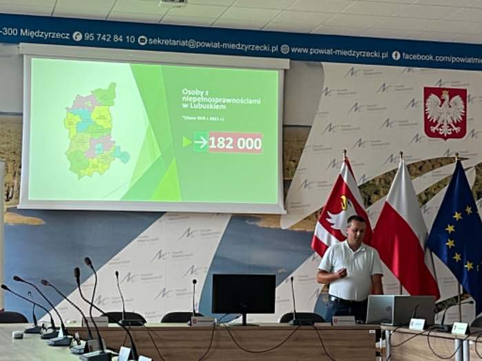 Pokaż zdjęcie: Pracownik CIDON w trakcie wystąpienia na tle prezentacji z mapą województwa lubuskiego