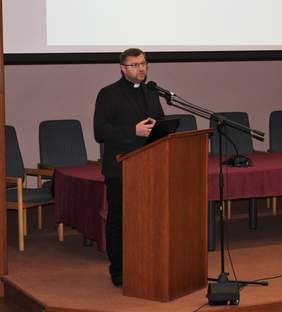Pokaż zdjęcie: Dyrektor Caritas Archidiecezji Lubelskiej ks. Wiesław Kosicki przemawia na mównicy