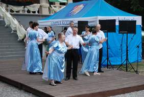 Pokaż zdjęcie: Zdjęcie sceny na której pokazy ma grupa taneczna
