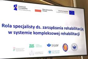 Slajd ze szkolenia z napisem "Rola specjalisty ds. zarządzania rehabilitacją w systemie kompleksowej rehabilitacji"