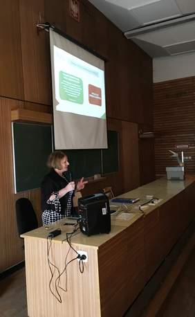 Pani Aleksandra Gierej podczas prowadzenia wykładu pt. „Rola Państwowego Funduszu Rehabilitacji Osób Niepełnosprawnych w systemie wsparcia osób z niepełnosprawnościami” "
