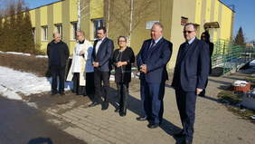 Pokaż zdjęcie: Uroczyste_przekazanie_busa_zakupionego_dla_WTZ_w_Ko_skich_-1_.jpg