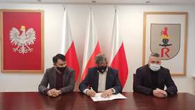 Pokaż zdjęcie: zastępca burmistrza Marek Jóźwik, burmistrz Jarosław Żaczek, skarbnik Krzysztof Sobina, Fot. Gmina Ryki
