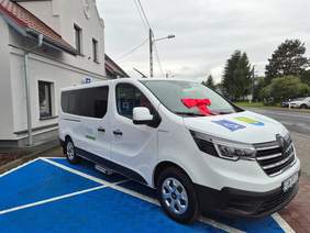 Pokaż zdjęcie: Bus w kolorze białym z czerwoną kokardką i herbem gminy 