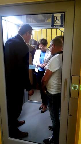 Pokaż zdjęcie: Uroczystość przekazania windy dla uczniów Zespołu Szkół Ponadgimnazjalnych w Jarocinie
