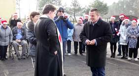 Pokaż zdjęcie: Uroczystość przekazania busa dla podopiecznych Środowiskowego Domu Samopomocy w Słowikowie