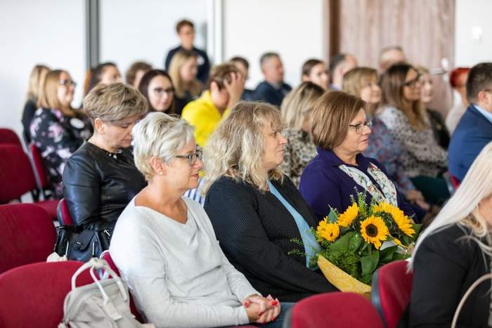 Uczestnicy uroczystości, a wśród nich Dyrektor Kujawsko-Pomorskiego Oddziału PFRON - Pani Aleksandra Gierej