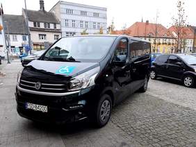 Pokaż zdjęcie: Zdjęcie nowego mikrobusa w kolorze czarnym na parkingu