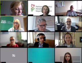 Pokaż zdjęcie: Uczestnicy spotkania online widoczni w kamerkach komputerów.