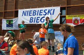 Scena  z napisem w tle "niebieski bieg"