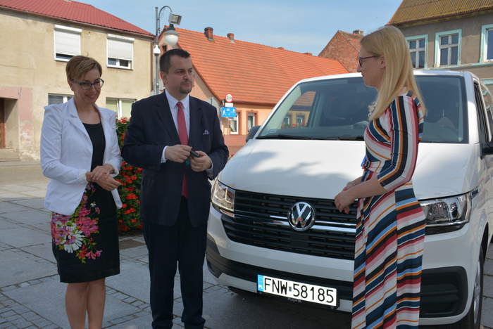 Pokaż zdjęcie: Dyrektor Oddziału w rozmowie z władzami Powiatu Nowosolskiego na tle auta na rynku w Otyniu