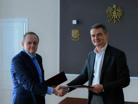 Pokaż zdjęcie: Dyrektor_Oddzialu_Swietokrzyskiego_PFRON_Pan_Andrzej_Michalski_i_rektor_UJK_w_Kielcach_prof__zw__dr_hab__Jacek_Semaniak.JPG