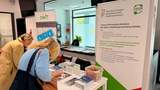 Dwie kobiety oglądają materiały informacyjne na stoisku PFRON