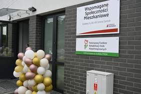 Pokaż zdjęcie: Tablica informacyjna z logo WSM w Gralewie i logo PFRON