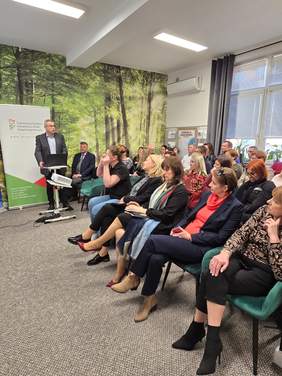 Pokaż zdjęcie: Zdjęcie uczestników konferencji.