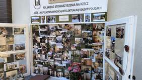 Pokaż zdjęcie: Tablica pamiątkowa ze zdjęciami z całej historii stowarzyszenia