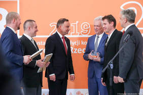 Pokaż zdjęcie: Wręczenie nagrody przedstawicielom KÄRCHER Hala Cracovia Centrum Sportu Niepełnosprawnych