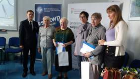 Pokaż zdjęcie: Dumne laureatki konkursu z pracownikami PFRON