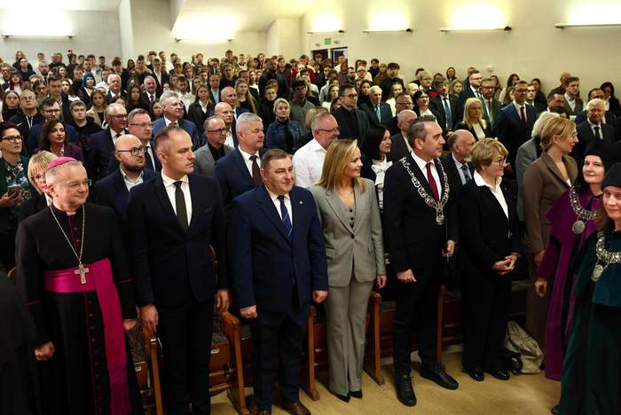 Pokaż zdjęcie: Aula uczelni wypełniona goścmi ubranymi na galowo