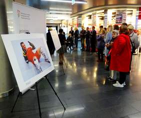 Zwiedzający wystawę podczas oczekiwania na przecięcie wstęgi