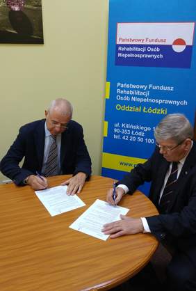 Pokaż zdjęcie: Podpisanie porozumienia przez Krzysztofa T. Borkowskiego – Vice Prezesa BCC oraz Kanclerza Loży Łódzkiej  BCC i Władysława Skwarkę - Dyrektora Łódzkiego Oddziału PFRON 