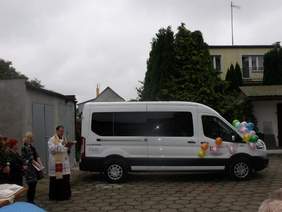 Pokaż zdjęcie: Ksiądz święci nowy środek transportu