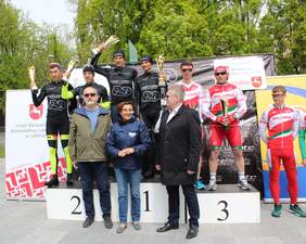 Pokaż zdjęcie: Podium tandemów męskich: 1. miejsce Marcin Polak z Michałem Ładoszem (KKT Hetman), 2. miejsce Adam Brzozowski z Tomaszem Balą (KKT Hetman), 3. miejsce Rusłan Białkouski z Yauhenim Navasadem (Białoruś)