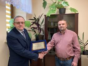 Pokaż zdjęcie: Wręczenie listu gratulacyjnego i grawertonu dla kierownika WTZ