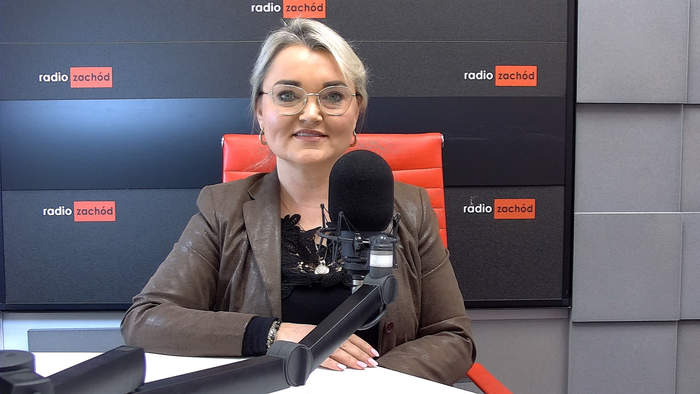 Pokaż zdjęcie: Zdjęcie Elżbiety Miernik-Krukurki na tle logo Radia Zachód