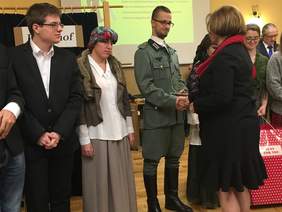 Pokaż zdjęcie: Wręczenie przez p. Aleksandrę Gierej - Dyrektor PFRON Oddział Kujawsko-Pomorski nagrody Grand Prix zdobytej podczas Festiwalu fART